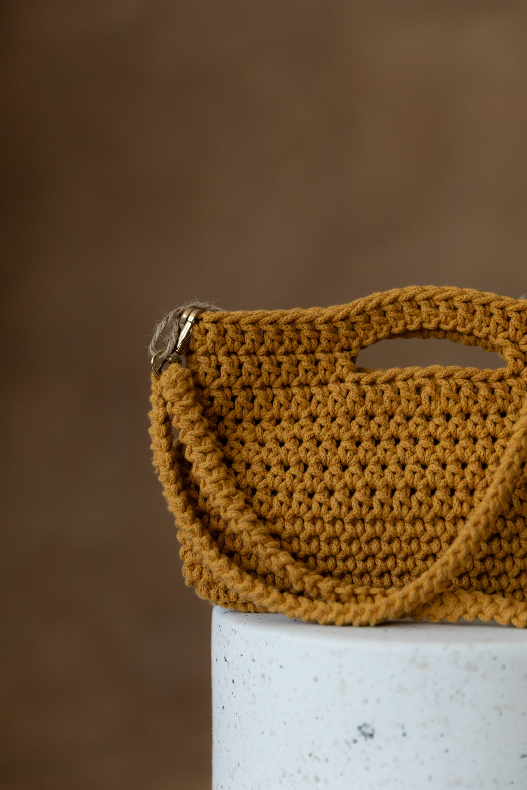 Naufnahme gelbe Tasche.Hintergrund unscharf. Tasche ragt rechts aus Bild heraus.