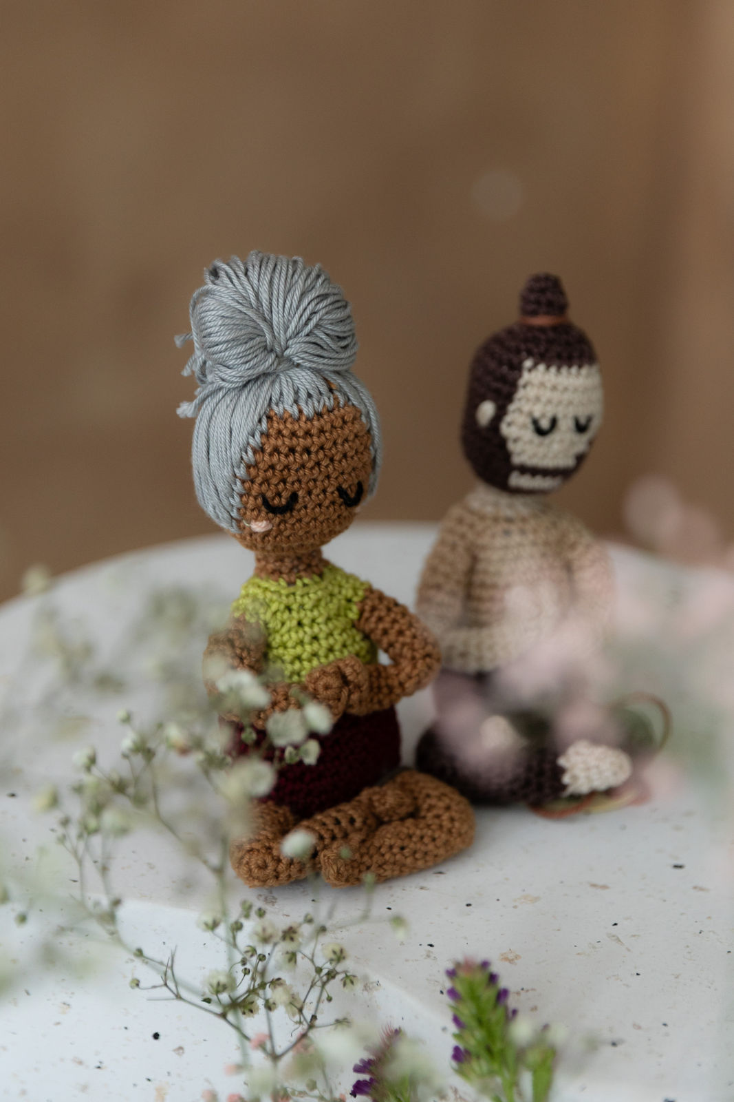 Erneut die weibliche und männlcihe Puppe aus einem anderen Winkel, mehr von dem Schleierkraut sichtbar. Weibliche Puppe scharf, männliche Puppe unscharf.