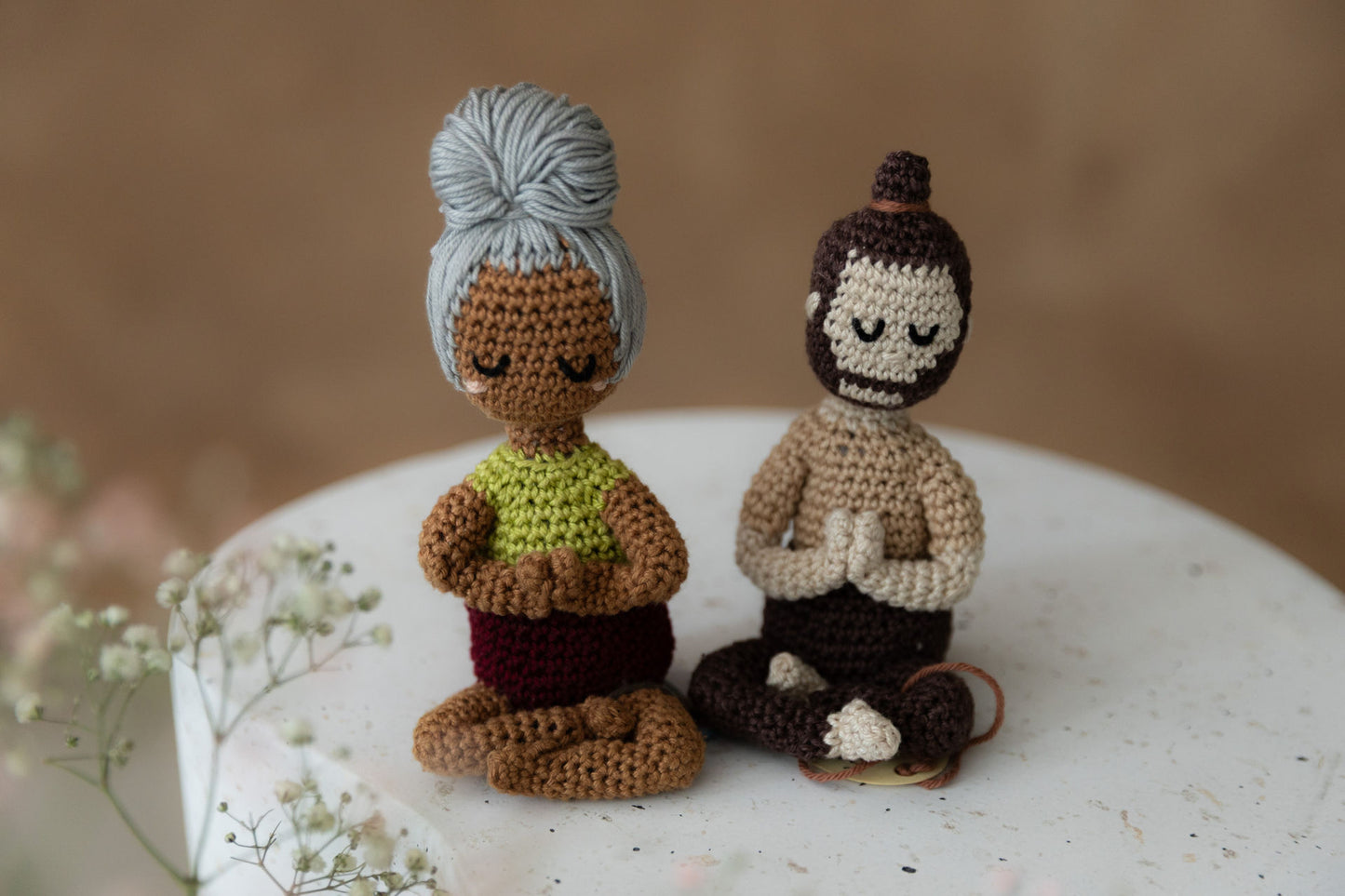 Erneut die männliche und weibliche Puppe aus einem anderen Winkel. Beide Puppen scharf gestellt, der Hintergrund verschwommen, sowie das Schleierkraut.