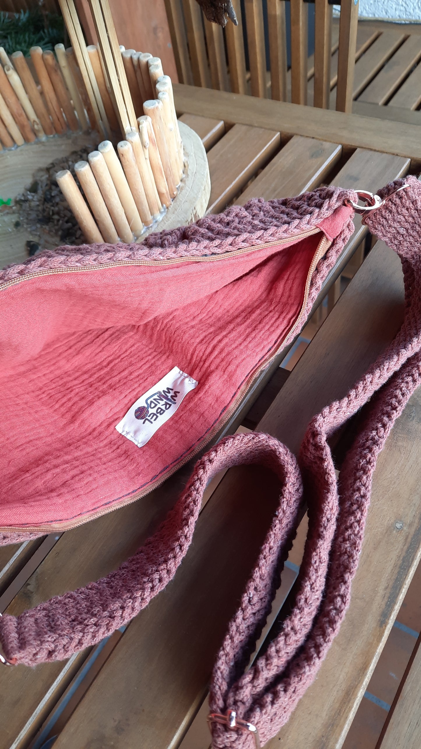 Reißverschluss der Tasche wurde geöffnet, Musselinstoff im Inneren, in einer ähnlichen Farbe wie das Garn, ist zu sehen, sowie das WIRBELWIND Logo.