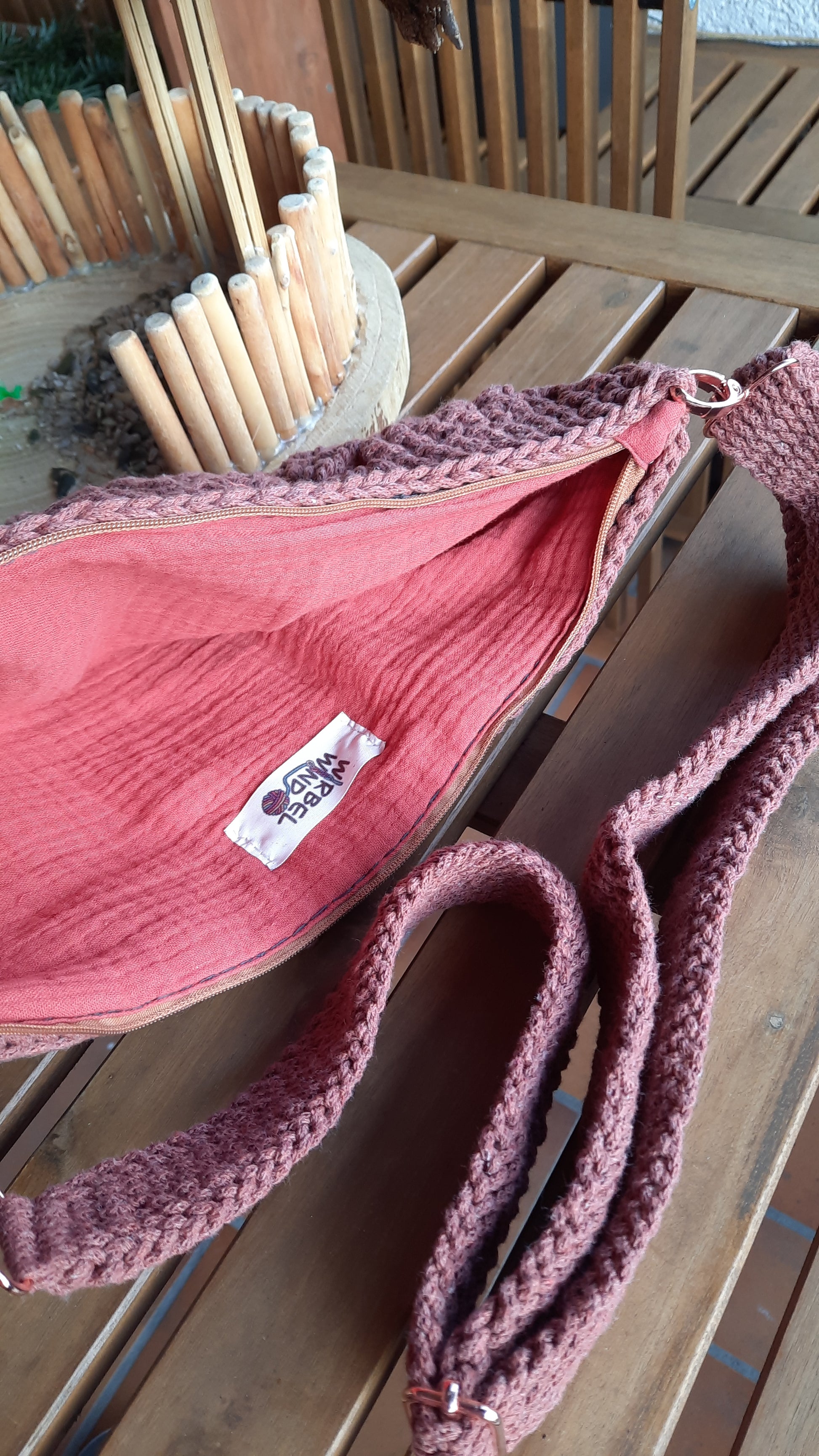 Reißverschluss der Tasche wurde geöffnet, Musselinstoff im Inneren, in einer ähnlichen Farbe wie das Garn, ist zu sehen, sowie das WIRBELWIND Logo.