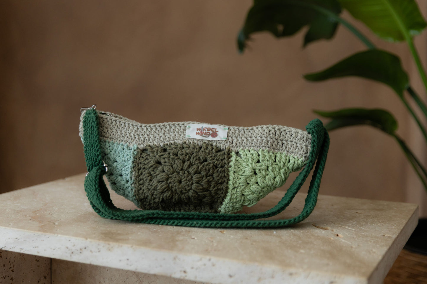 Nahaufnahme des vorangegangenen Bildes. Tasche füllt das Bild fast volltändig aus. Häkelstich ist deutlich zu sehen und die Struktur des Garns auch.
