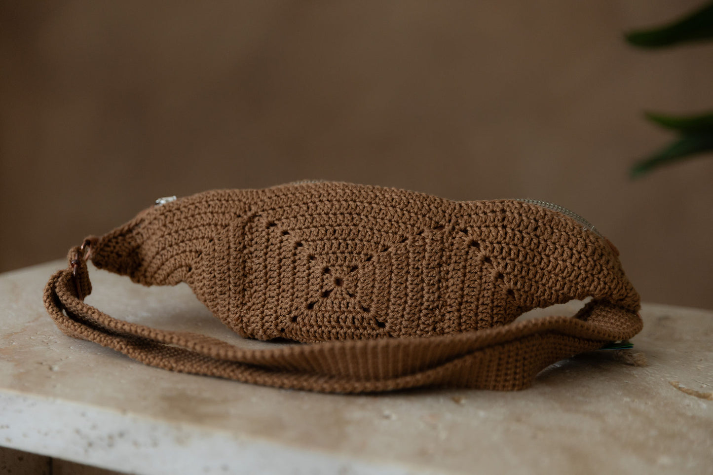 Nahaufnahme des vorangegangenen Bildes. Die Tasche füllt fast das gesamte Bild aus. Der Häkelmuster ist deutlich zu sehen. 