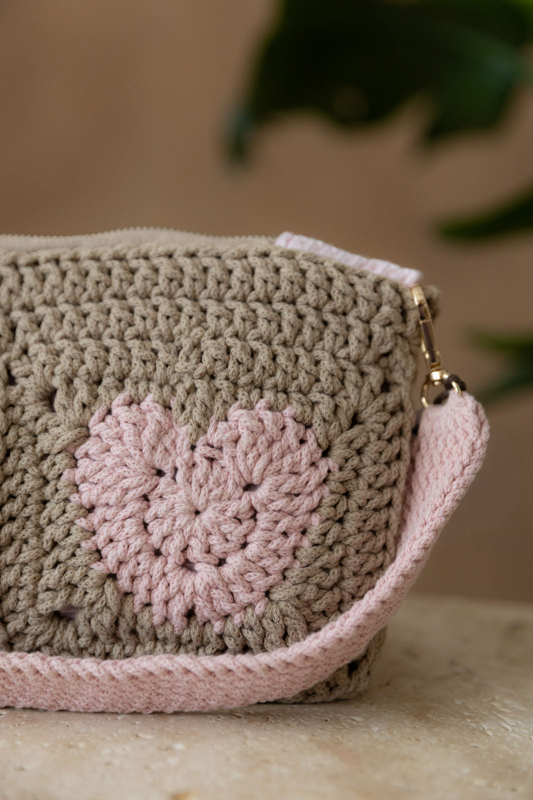 Noch nähere Aufnahme des vorangegangenen Bildes. Die Tasche ragt links aus dem Bild. Wir sehen deutlich das Muster der Tasche, das Garn und den Schultergurt.