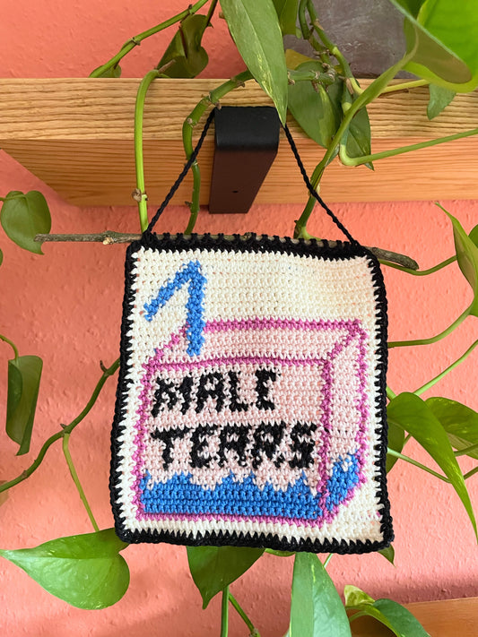 Rosa Tetrapack mit pinken Umrandungen. Schriftzug MALE TEARS in Schwarz. Komplettes Bild ebenfalls mit Schwarz umrahmt.