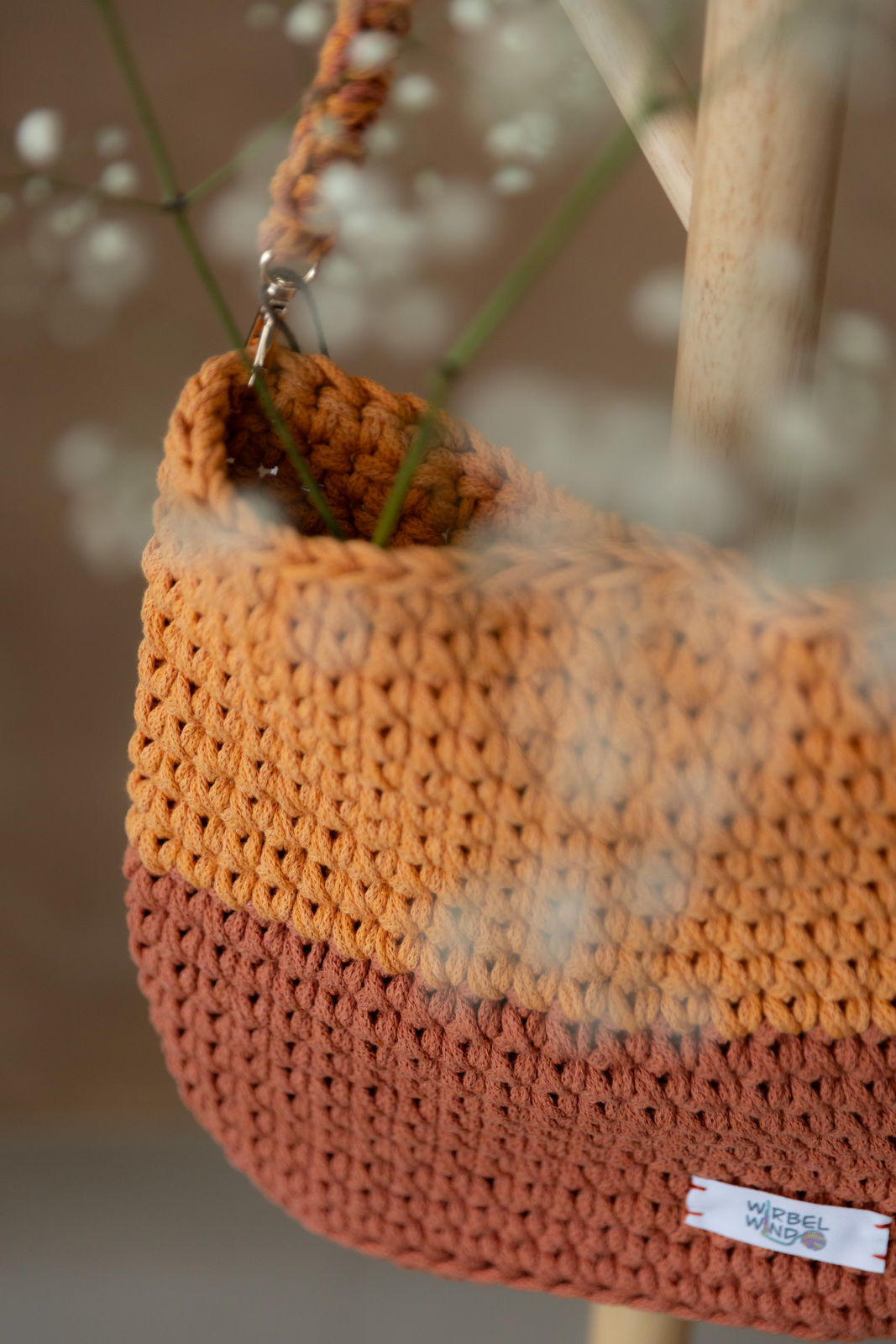 Nahaufnahme der Tasche von oben, Schleierkraut unscharf, Tasche scharf gestellt.