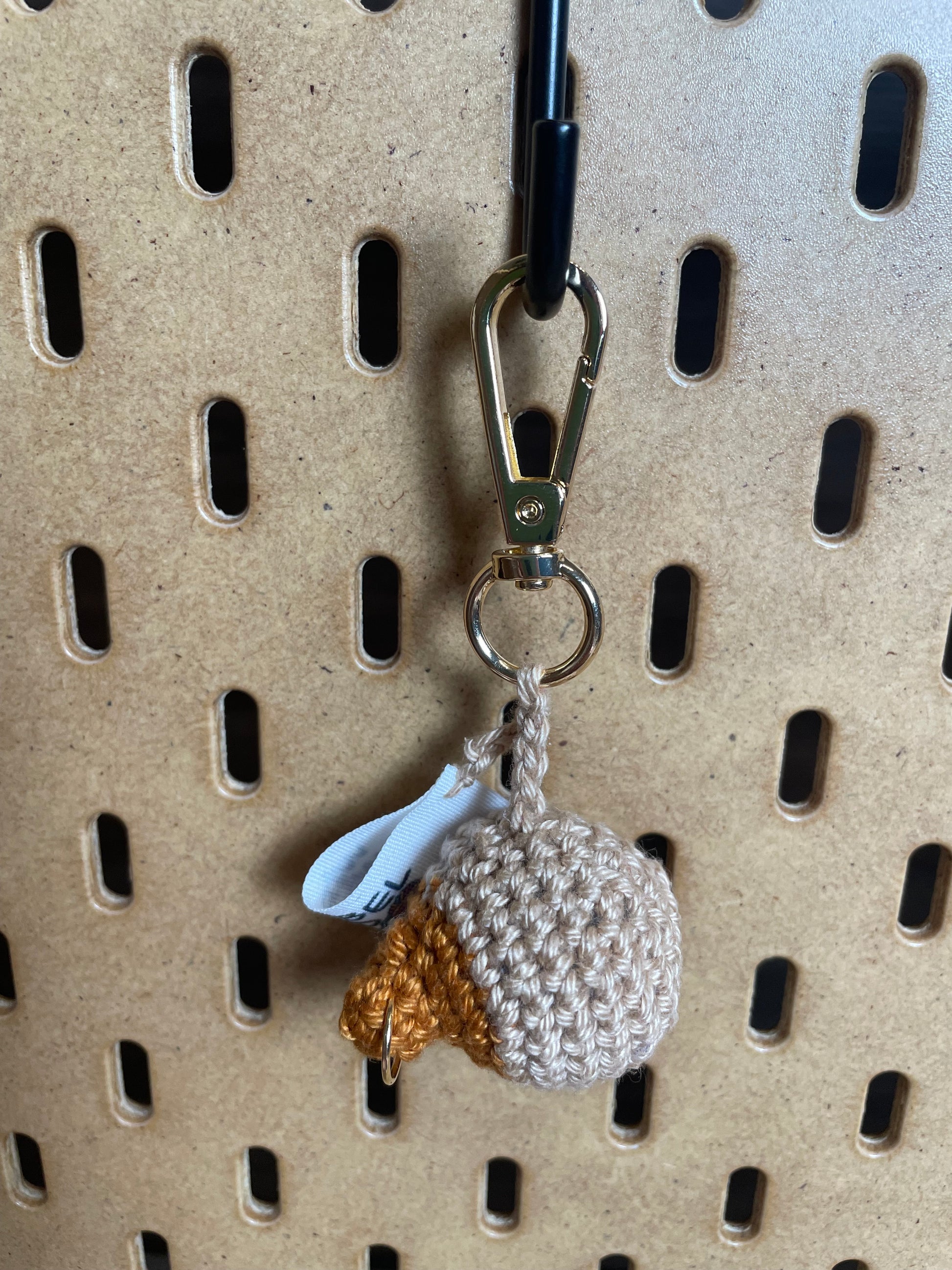 Nahaufnahme eines Brustanhängers mit kleinem Vorhof und hartem Nippel, sowie goldenem Piercing.