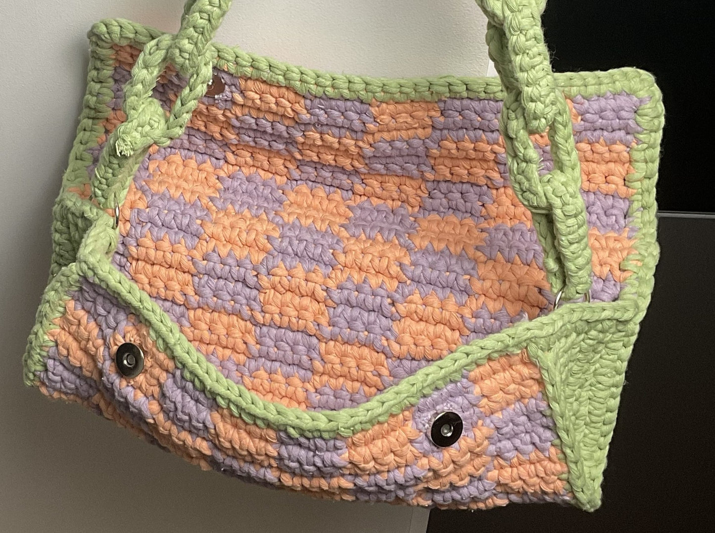 Aufgeschlagene Tasche. Man sieht, dass es kein Inlay hat und innen genauso aussieht, wie aussen. Man sieht die beiden silbernen Magnetverschlüsse links und rechts.