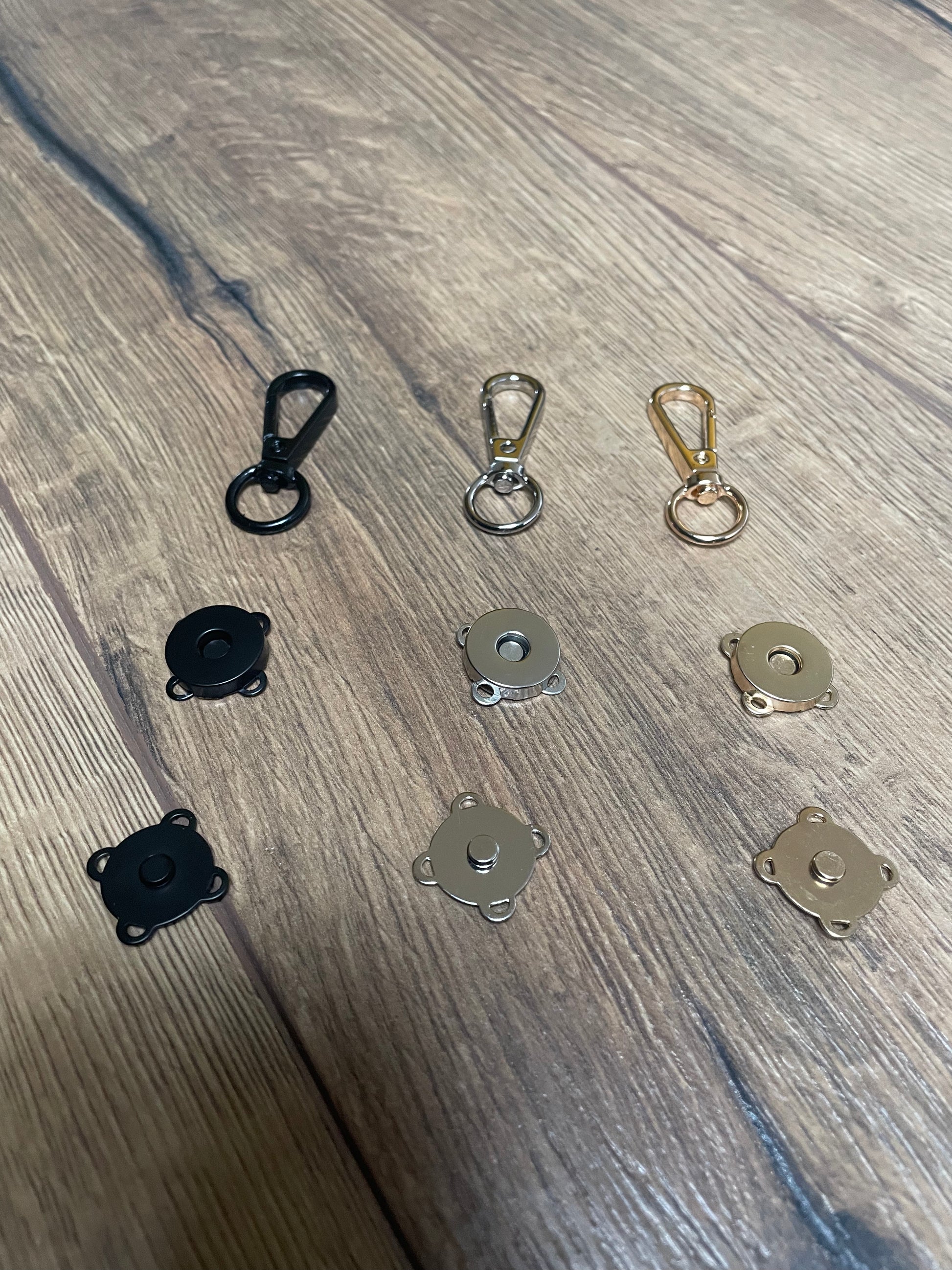 3 Karabiner in schwarz, silber und gold, sowie dazu farblich passende Magnetknöpfe