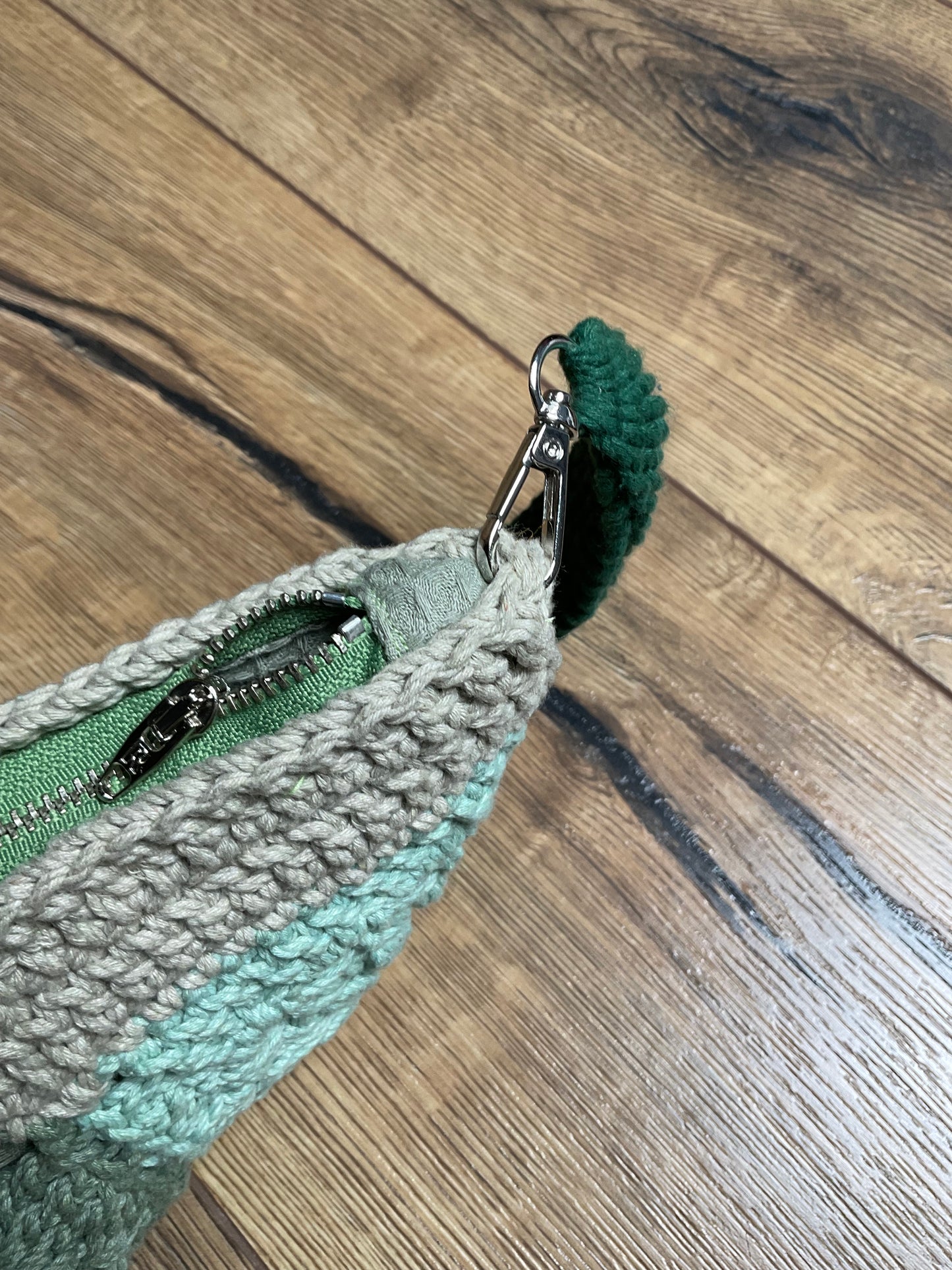 Nahaufnahme auf eine Ecke der Tasche, dort wo sich der Reißverschluss öffnen lässt.