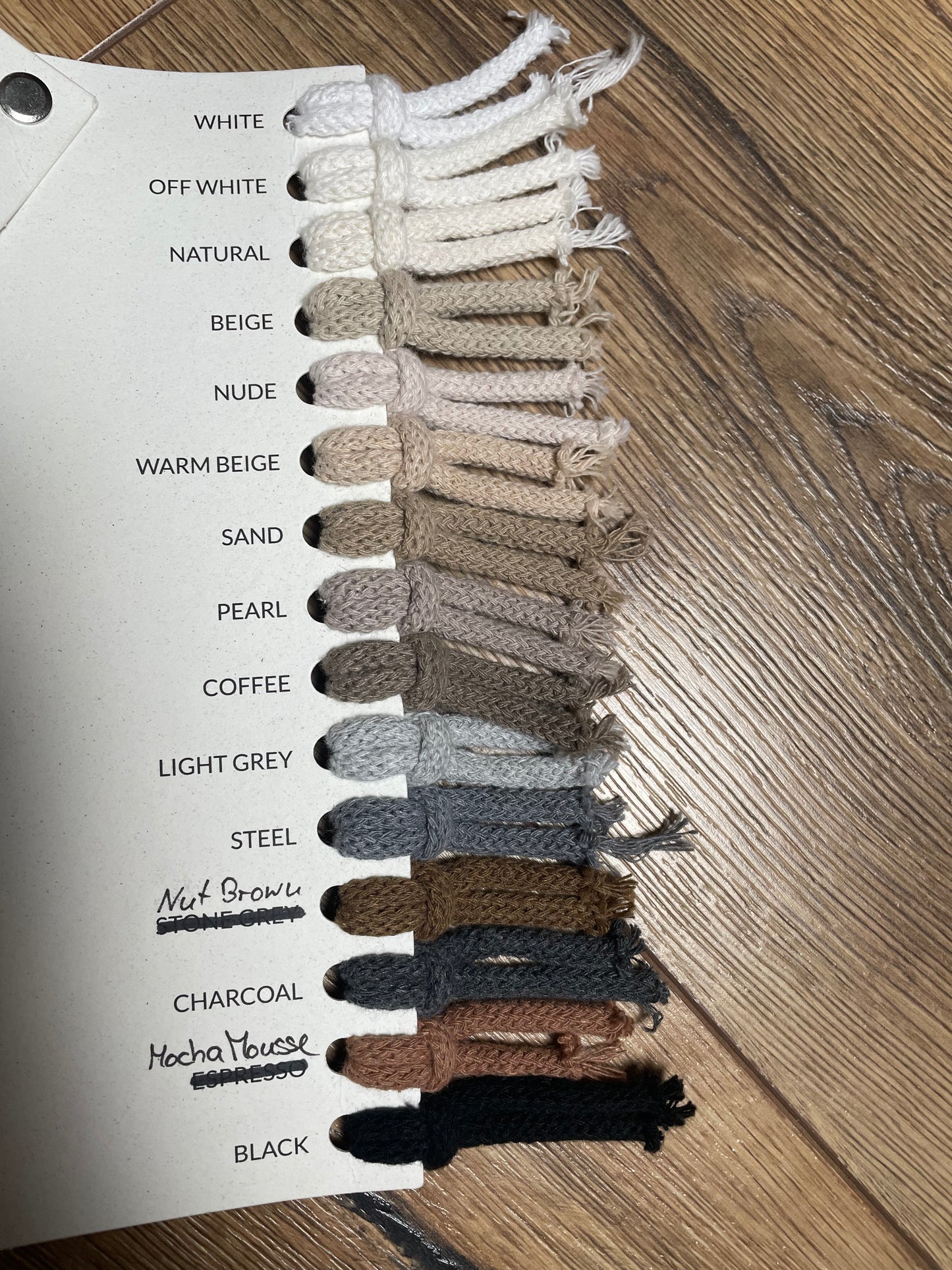 Eine Farbkarte, die folgende Farben zeigt: white, off white, natural, beige, nude, warm beige, sand, pearl, coffee, light grey, steel, nut brown, charcoal, mocha mousse, black