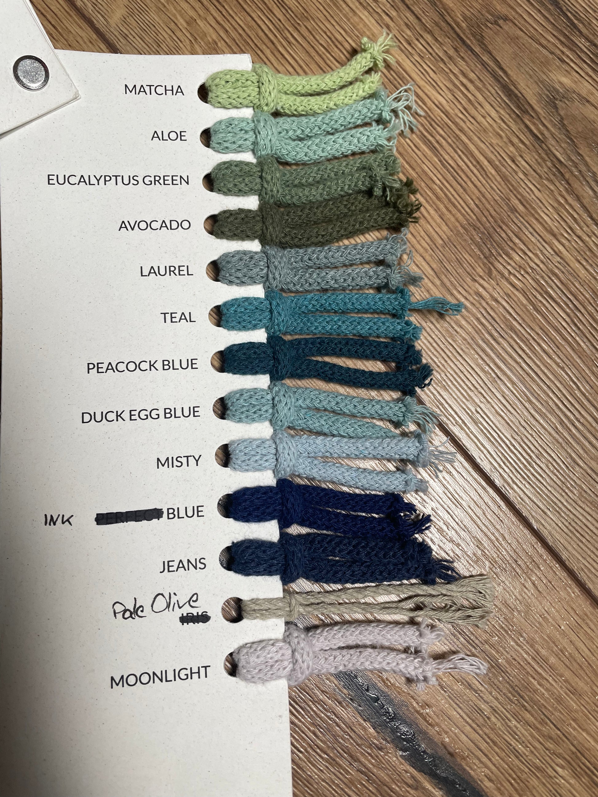 Eine Farbkarte, die folgende Farben zeigt: matcha, aloe, eucalyptus green, avocado, laurel, teal, peacock blue, duck egg blue, misty, ink blue, jeans, pale olive, moonlight