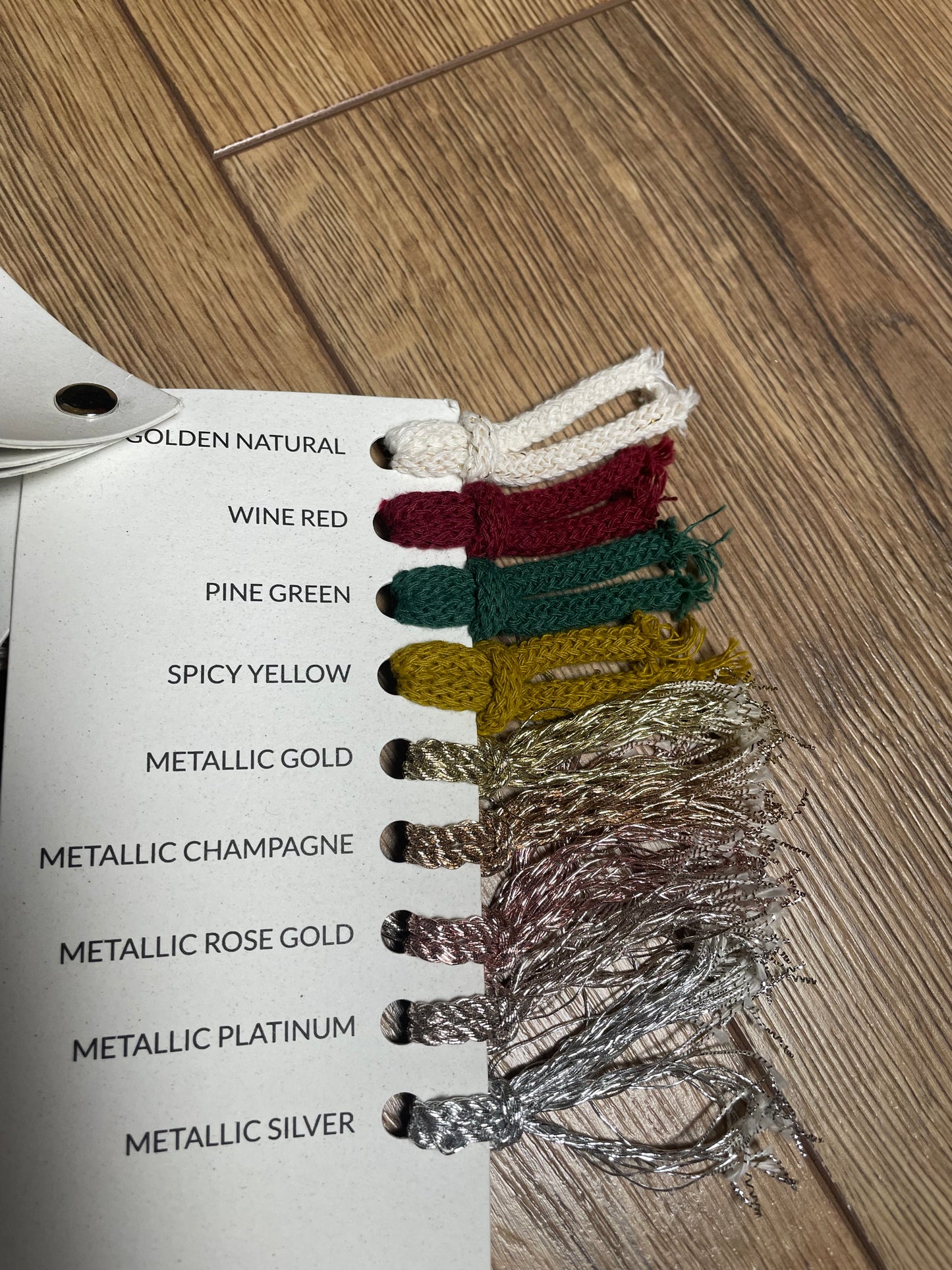 Eine Farbkarte, die folgende Farben zeigt: golden natural, wine red, pine green, spicy yellow, metallic gold, metallic champagne, metallic rose gold, metallic platinum, metallic silver