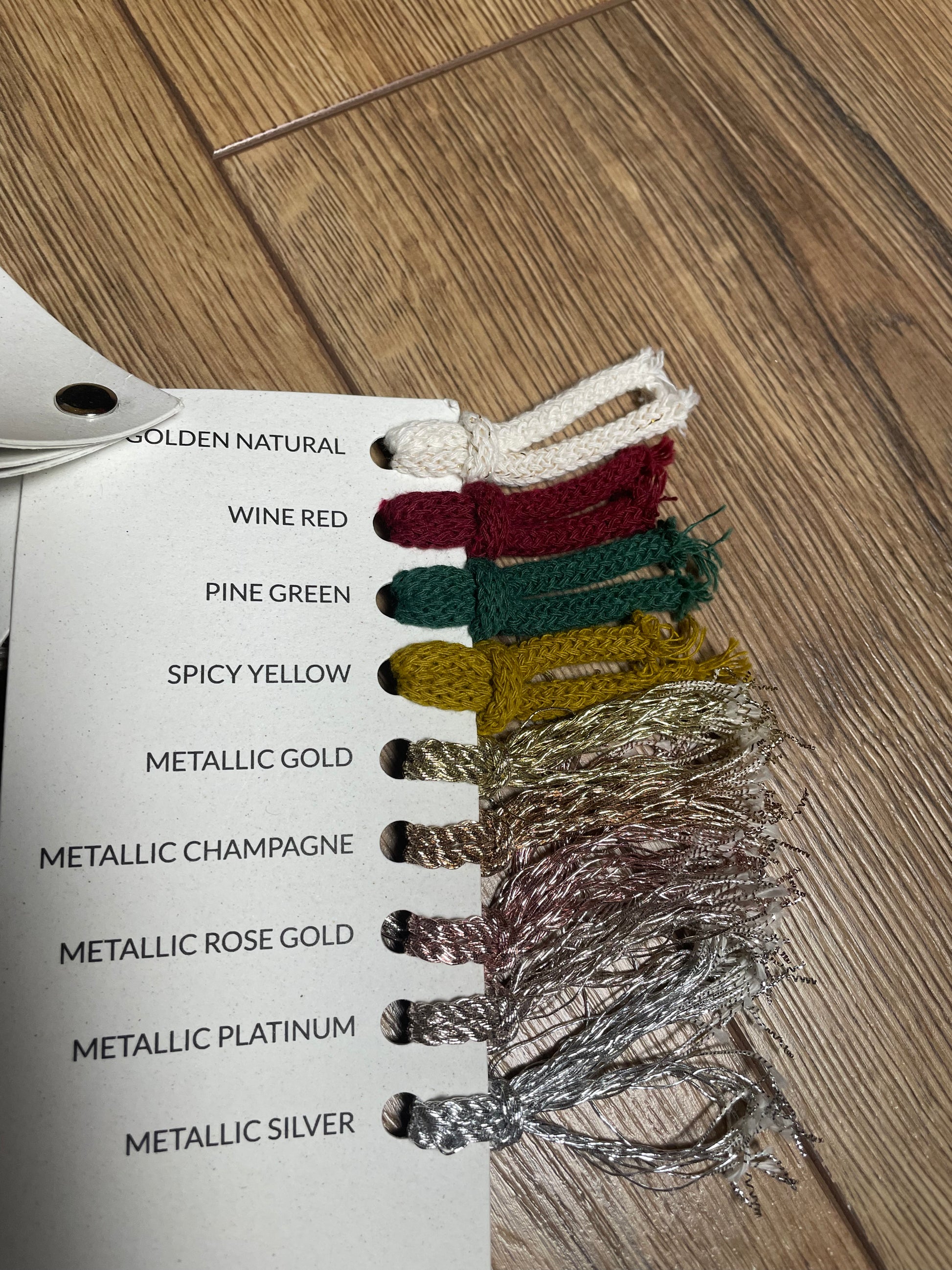 Eine Farbkarte, die folgende Farben zeigt: golden natural, wine red, pine green, spicy yellow, metallic gold, metallic champagne, metallic rose gold, metallic platinum, metallic silver