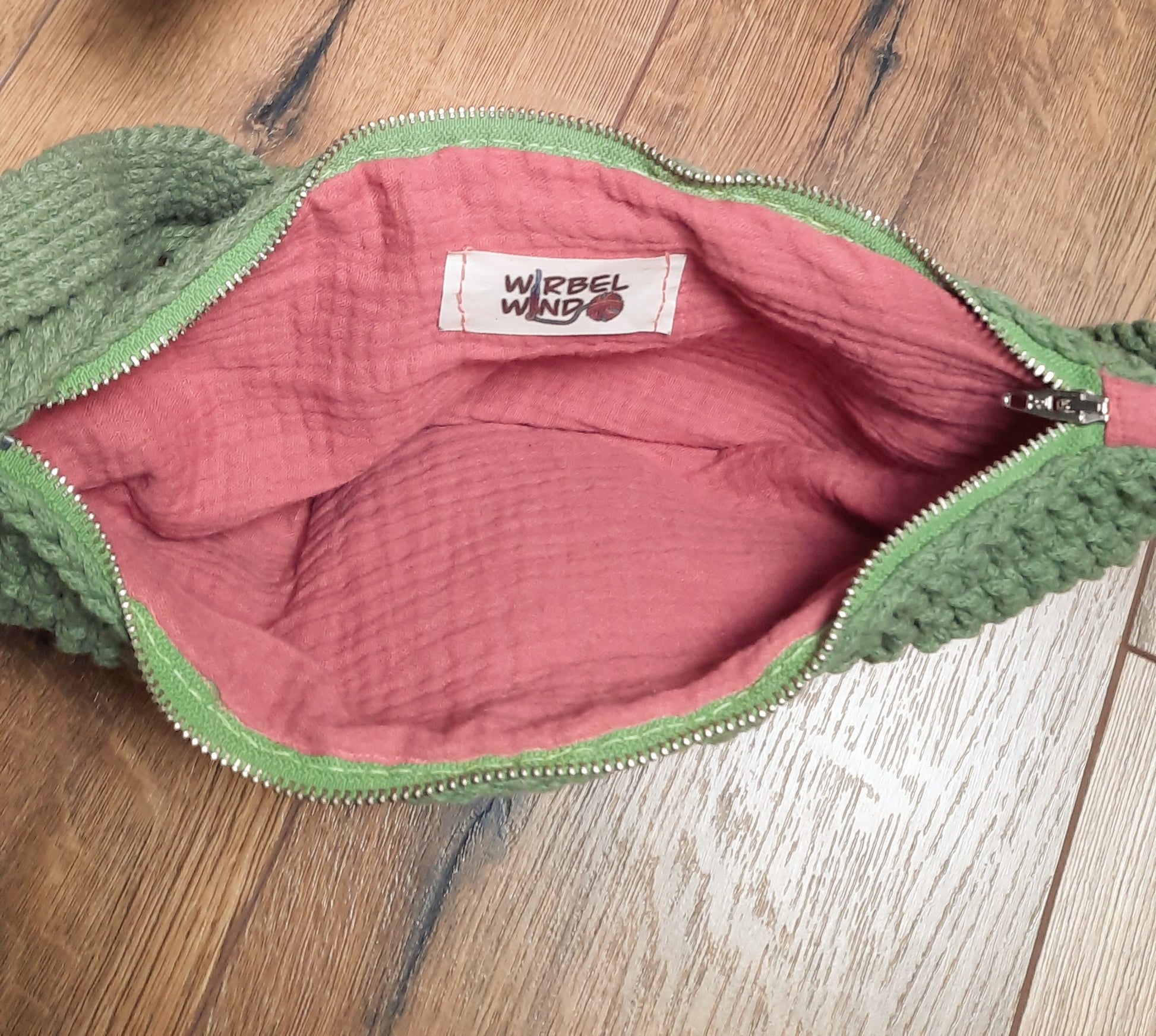 Aufnahme von Oben in die geöffnete Tasche, man sieht das Pinke Innenfutter.