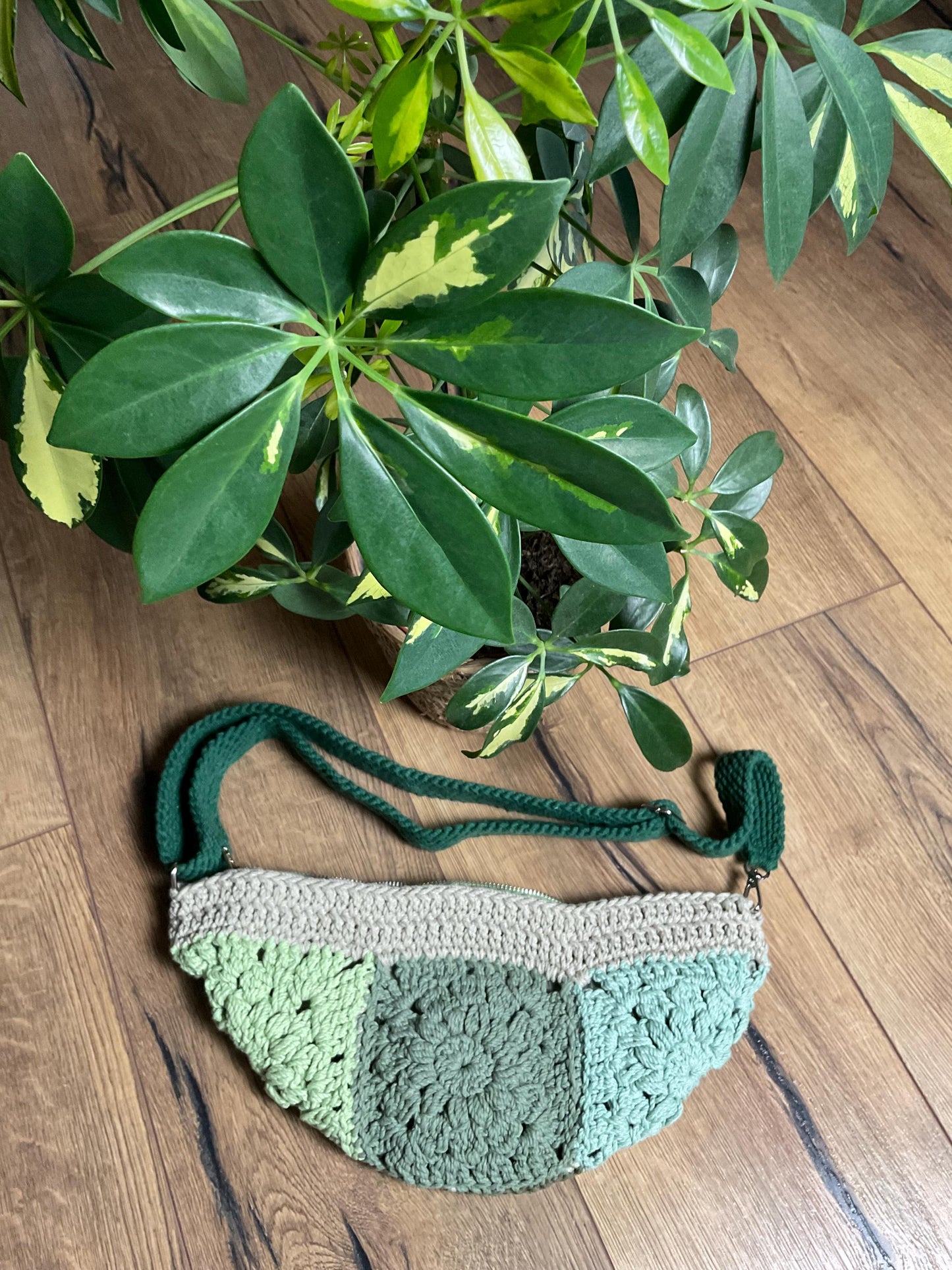 Nahaufnahem der anderen Seite der Tasche mit etwas anderem Grünton.