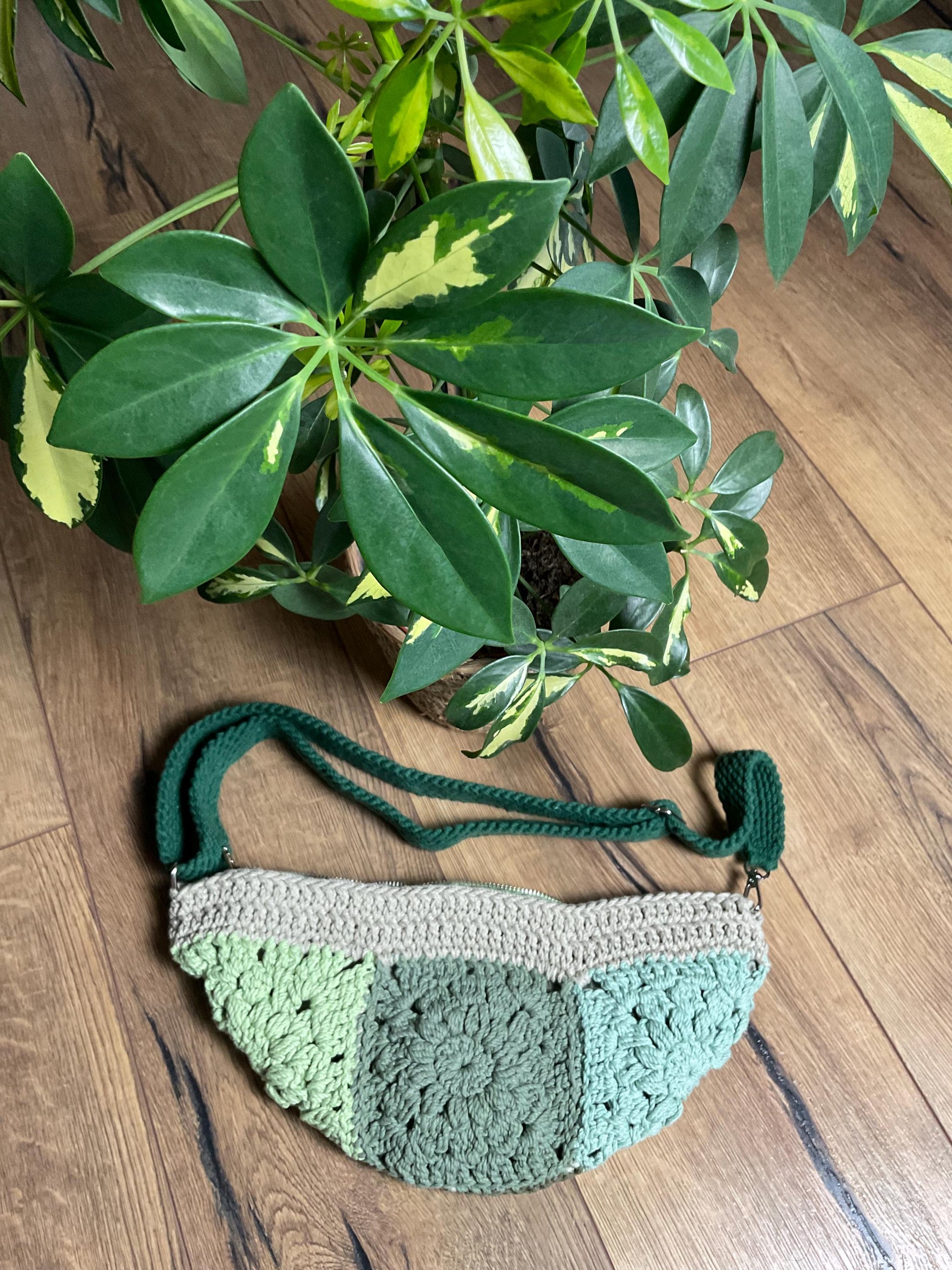 Nahaufnahem der anderen Seite der Tasche mit etwas anderem Grünton.
