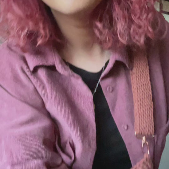 Videodavon, wie ich die Tasche befülle mit: Geldbeutel, Handy, Taschentüchern, Kopfhörer, kleine Handcreme, wichtige Tabletten, Lippenbalsam.