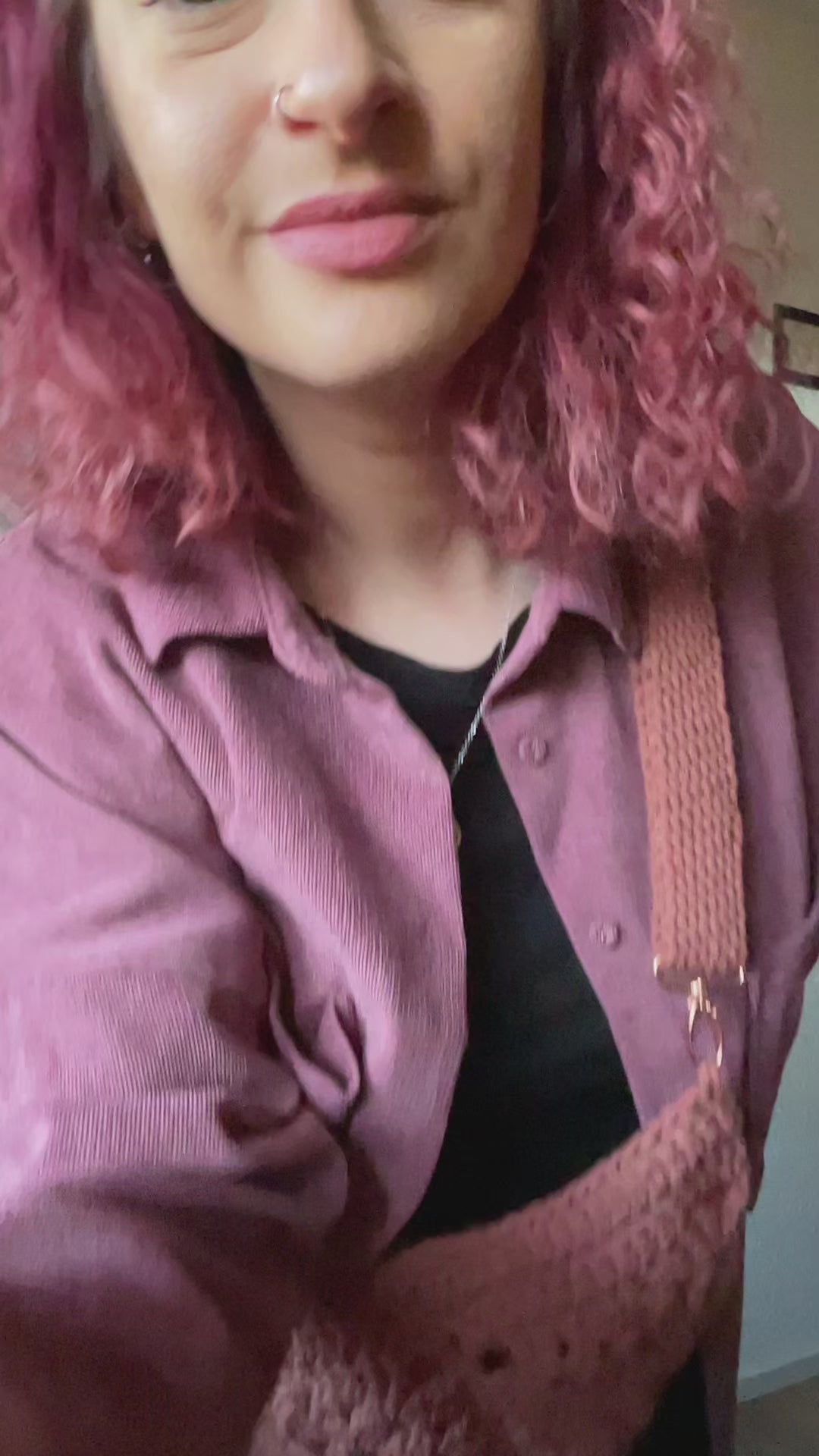 Videodavon, wie ich die Tasche befülle mit: Geldbeutel, Handy, Taschentüchern, Kopfhörer, kleine Handcreme, wichtige Tabletten, Lippenbalsam.